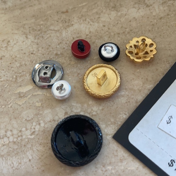 St. John Couture Assorted Grab Bundle 7 buttons - Picture 6 of 9